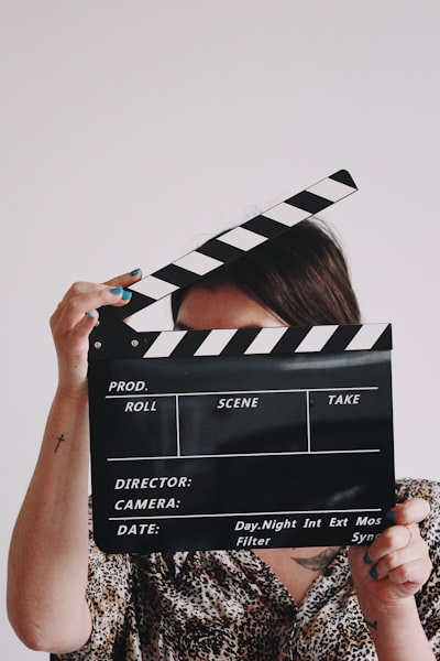 科幻美剧《最后生还者》第一季海报，主演佩德罗·帕斯卡、贝拉·拉姆齐